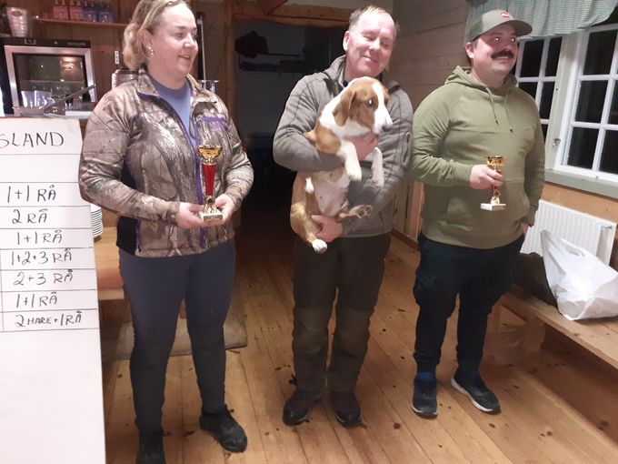 Från vänster 2:an JAKTGÅVANS ODEN. Äg: Karin Karlsson
I mitten: SM-KvalSegraren GRENEBACKENS EMIRA  äg Anders Fredriksson
3:a SKOTTATORPETS KASTOR Äg: Mikael Jonasson